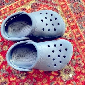 navy blue toddler crocs size 7